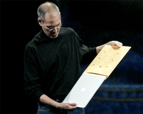 Стив Джобся (Steve Jobs) представляет первый MacBook Air на мероприятии Macworld 2008