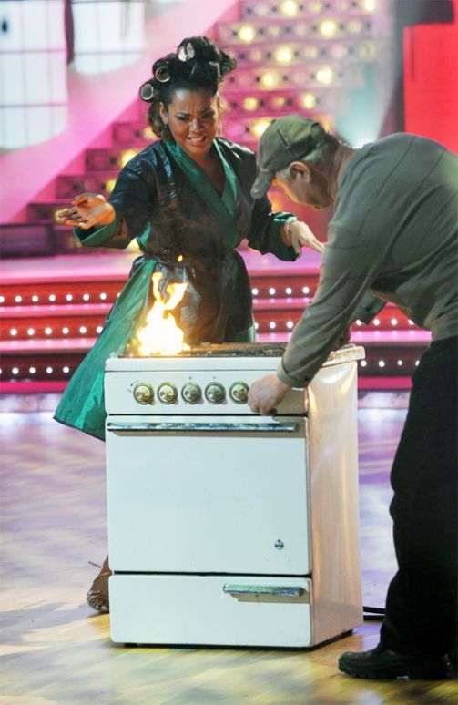 ...а ее партнер должен был не менее эффектно эту плиту потушить... ...а ее партнер должен был не менее эффектно эту плиту потушить...