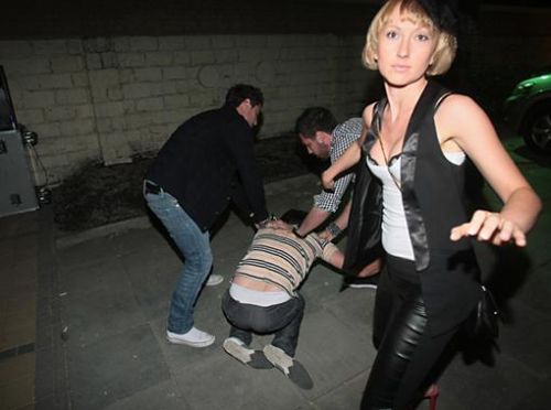 Уже в следующий момент братья поднимают свою 