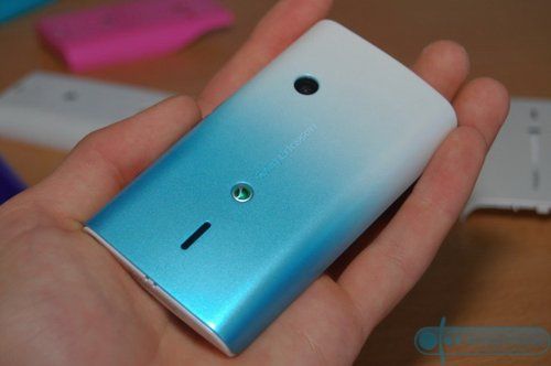 Sony-Ericsson-Xperia-X8-live-2