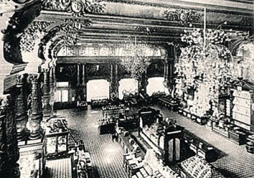 Так выглядел гастроном №1 в прошлом веке. Если посмотреть на кинодекорации, то сходство удивительное...