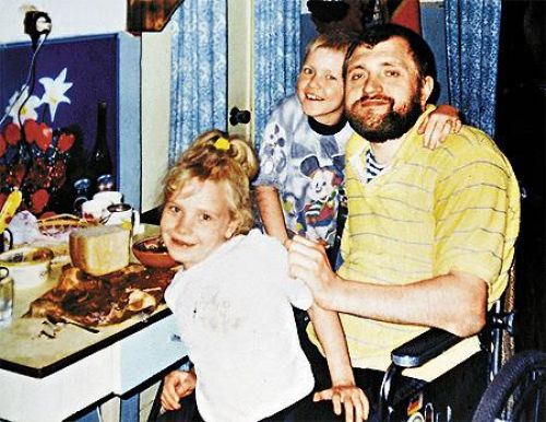 Леша с детства уважает отца и мечтает поставить его на ноги. (На семейном фото с сестрой Катей).