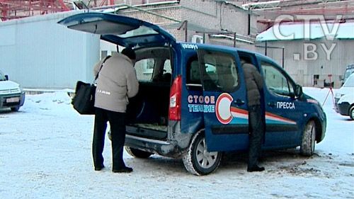 Фото. Машина телеканала СТВ