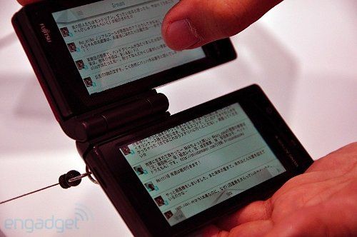 Телефон-трансформер от Fujitsu с двумя поворотными сенсорными дисплеями