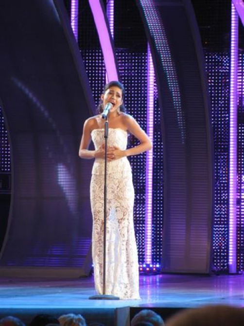 Маша поет песню Насти Приходько. Фото пресс-службы певицы.