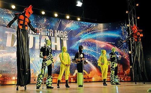 Исполнители одного из номеров перевоплотились в гуманоидов.