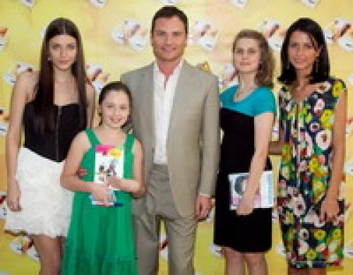 Генеральный директор СТС Медиа Антон Кудряшов с дочерью и актрисами сериала "Папины дочки"