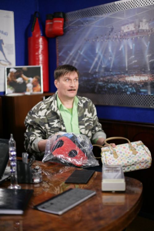 Хозяин бара Жора вовсю создает вокруг себя легенду о военном прошлом