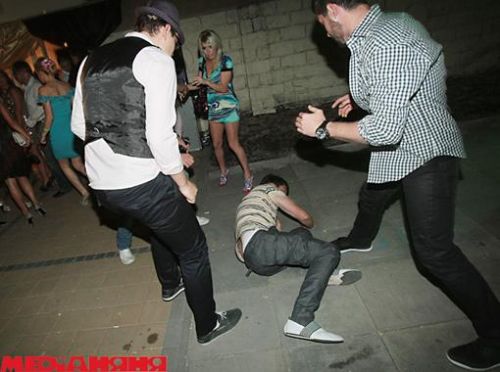 Соперник уже повержен - Валентин таки оторвал его от Максима и бросил на асфальт. Но Чмерковский, похоже, собирается добить обидчика. Фото <a href=http://mediananny.com data-cke-saved-href=http://mediananny.com data-cke-saved-href=http://mediananny.com data-cke-saved-href=http://mediananny.com data-cke-saved-href=http://mediananny.com>mediananny.com</a>.