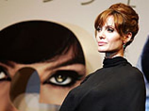 "Русская шпионка" Анджелина Джоли прилетела в Японию на премьеру фильма "Солт" 