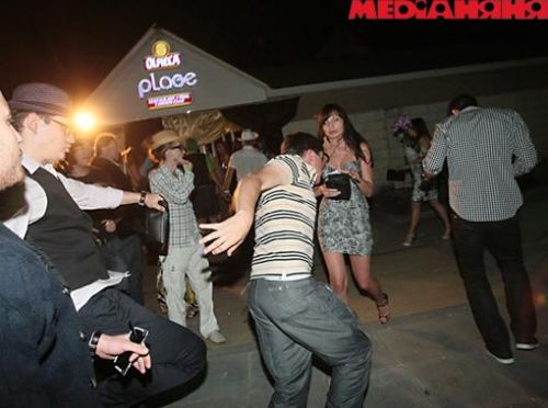 Но тут к фотографирующейся парочке вдруг подлетает неизвестный парень - то ли ревнивец, то ли лютый ненавистник Чмерковского. Фото <a href=http://mediananny.com data-cke-saved-href=http://mediananny.com data-cke-saved-href=http://mediananny.com data-cke-saved-href=http://mediananny.com data-cke-saved-href=http://mediananny.com>mediananny.com</a>.