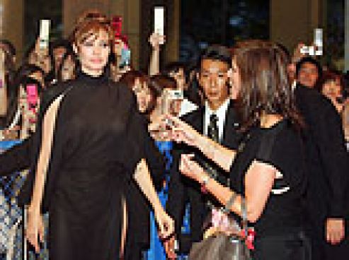 "Русская шпионка" Анджелина Джоли прилетела в Японию на премьеру фильма "Солт" 