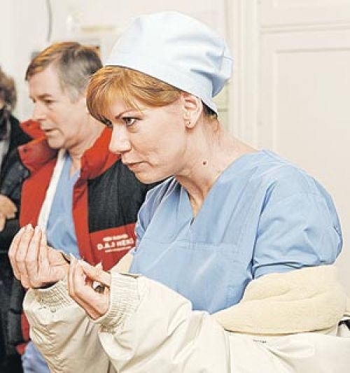 Актриса Елена Бирюкова (медсестра Маргарита): - Уколы я буду делать вот этими самыми руками! На заднем плане Игорь Ливанов.