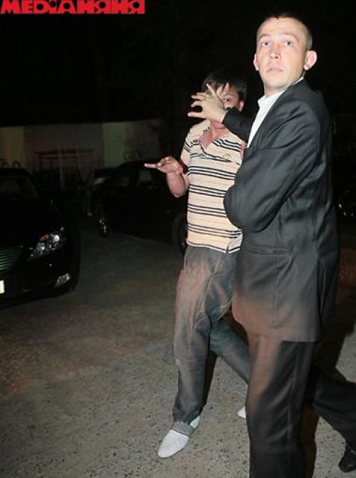 Несчастного, который, кажется, еще пытается пританцовывать (дело-то в клубе было, под музычку), уводит охранник. Все, шоу закончилось! Фото <a href=http://mediananny.com data-cke-saved-href=http://mediananny.com data-cke-saved-href=http://mediananny.com data-cke-saved-href=http://mediananny.com data-cke-saved-href=http://mediananny.com>mediananny.com</a>.