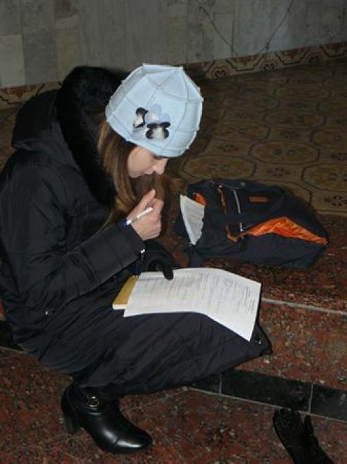 В анкетах писали личные данные, указывали образование, работу, жанр музыки, который исполняешь лучше всего, 5-10 любимых исполнителей, хобби и т.д.