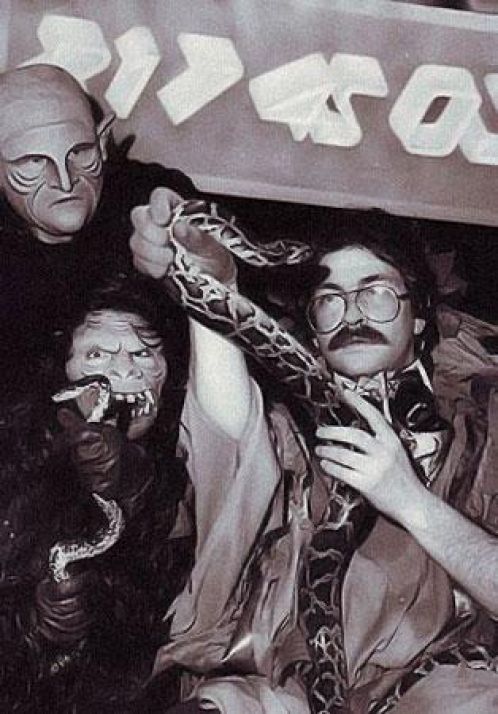 Взглядовцы могли и чудить на экране: прямой эфир о магах и шаманах. Кто в масках - установить не удалось. Но предводительствует Влад Листьев!