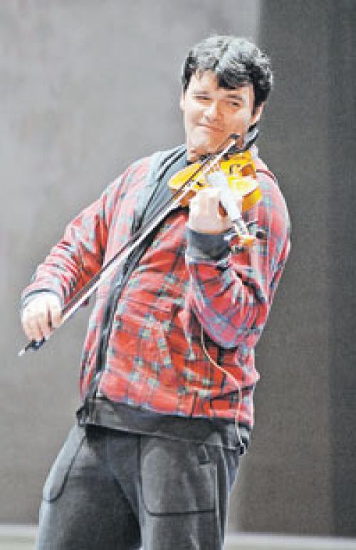 Многие считают Дятлова образцом брутальности, забывая о том, что артист невероятно музыкален - поет и даже играет на скрипке Многие считают Дятлова образцом брутальности, забывая о том, что артист невероятно музыкален - поет и даже играет на скрипке