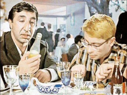 Украсть невесту герой Фрунзика Мкртчяна (слева) уговорил Шурика (Демьяненко).