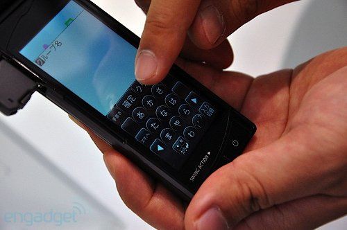 Телефон-трансформер от Fujitsu с двумя поворотными сенсорными дисплеями