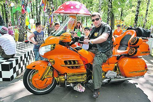 На крутом мотоцикле &laquo;Леха Николаев&raquo; смотрится как заправский байкер.