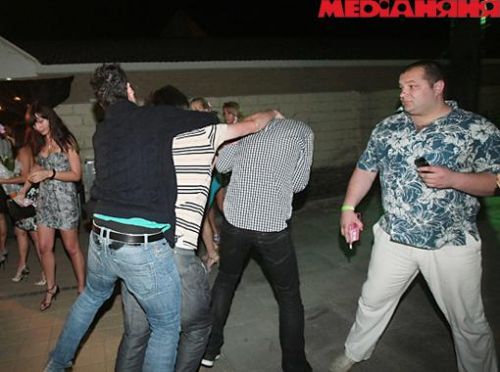Пока неизвестный душит Максима, нападающего пытается оттянуть от брата Валентин. А такое впечатление, что просто ламбаду танцуют... Фото <a href=http://mediananny.com data-cke-saved-href=http://mediananny.com data-cke-saved-href=http://mediananny.com data-cke-saved-href=http://mediananny.com data-cke-saved-href=http://mediananny.com>mediananny.com</a>.