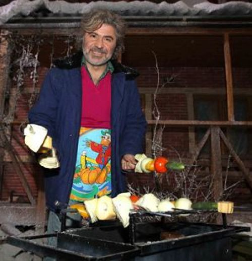 Сосо Павлиашвили угостит сватов собственноручно приготовленным шашлычком.