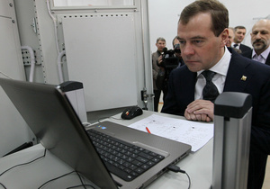 Медведев: социальные сети нужно развивать, блокировать их невозможно