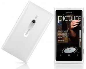 Смартфон Nokia Lumia 800 выходит в белом глянцевом корпусе