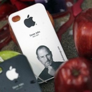 Apple "придержит" релиз iPhone 5 до годовщины смерти Джобса?