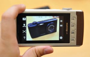 LG продемонстрировала компактную камеру с функциями телефона