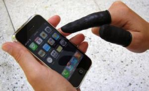 Владельцев сенсорных телефонов стоит предохраняться