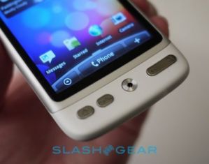 Серебристый HTC Wildfire и белый HTC Desire замечены на фото