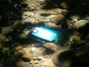 Как починить промокший телефон