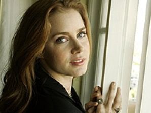 Эми Адамс станет предметом красоты Стива Мартина