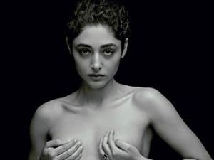 Актрисе запретили возвращаться в Иран из-за съемки в обнаженном виде