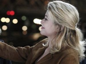 Катрин Денев получит премию Чаплина