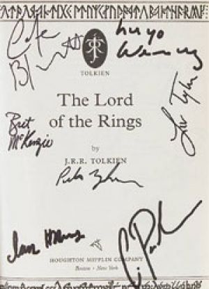 "Властелин колец" с автографами создателей фильма уйдет с молотка