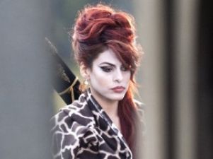 В новом фильме Ева Мендес превратилась в Эми Уайнхаус