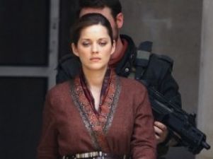 Марион Котийяр была замечена на съемочной площадки фильма под конвоем