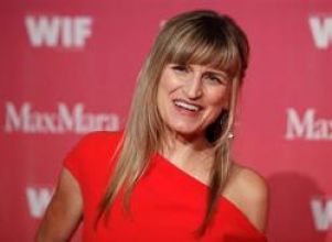 Режиссер «Сумерек» снимет роман о певице и боксере