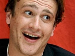 Джейсон Сигел прикинется полицейским восьмидесятых