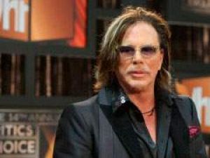 Микки Рурк для роли гея-регбиста лишится двух передних зубов