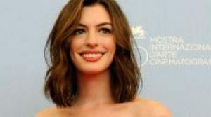 Энн Хэтэуэй и Джеймсу Макэвою предложили сразиться с зомби