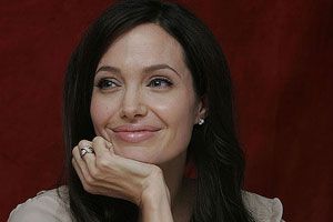 Анджелину Джоли обвинили в насилии