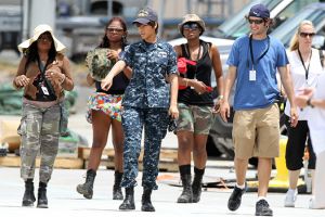 "Спасти рядового Рианну": певица на съемках фильма "Морской бой"