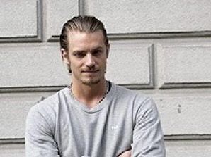 Юэль Киннаман примерит костюм Робокопа