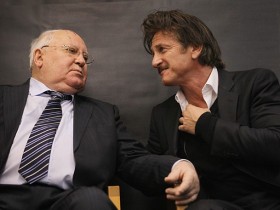 Шон Пенн получил награду от Михаила Горбачева