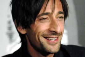 Эдриен Броуди снимется у режиссера римейка «Служебного романа»