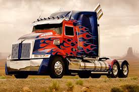 Майкл Бэй представил нового Оптимуса Прайма