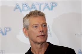 Стивен Лэнг сыграет две роли в фильме Питофа